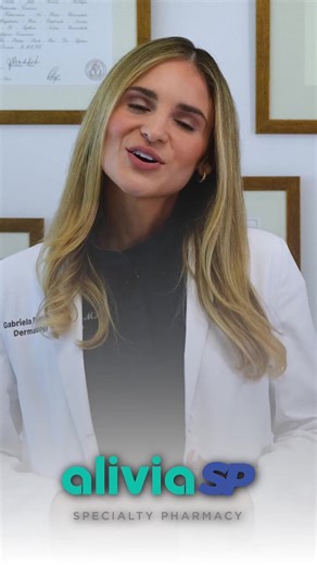 ¿Sabías que la dermatitis atópica afecta tanto a niños como a adultos? La Dra. Gabriela Pabón, dermatóloga, nos explica cómo identificarla y cómo tratarla correctamente. En Alivia Specialty Pharmacy queremos mantenerte informado para apoyarte mejor en tu tratamiento. #PacientesPrimero #AgostoMesdelaPielSaludable | Alivia Health