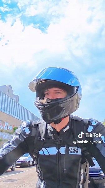 Akward situation😳 #f #fyp #akwardmoments #bikelife #bike #bikersoftiktok #viral #moto #motorcycle #biker #trends