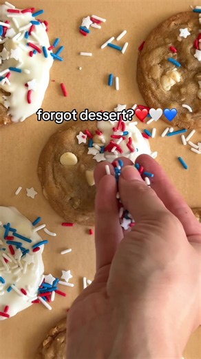 wait… these might be the cutest and easiest long weekend treats😉💛 Ingredients 1 package Nestlé Toll House White Chip Macadamia nut Cookie Dough 1 cup Nestlé Toll House Premier White Morsels Patriotic red, white, and blue sprinkles Instructions Preheat your oven and bake the cookie dough according to the package directions until the cookies are lightly golden around the edges. Allow the cookies to cool completely. Add the white morsels to a microwave-safe bowl and melt in 30-second intervals un