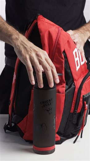 Listo para cualquier plan. La mochila de los Chicago Bulls te acompaña en cada movimiento. 🔥 Un equipo que sigue apostando fuerte a su núcleo joven y buscando volver a lo más alto del Este. Buscá la tuya en bit.ly/nbabags #NBABags #NBA #GameReady #ChicagoBulls | NBA Bags