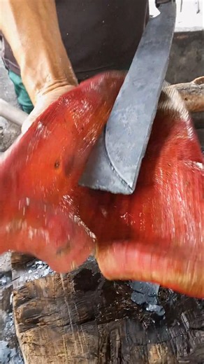 🔥 BESI MEMBARA DIBELAH! ⚒️ Keahlian Pandai Besi Tradisional yang Bikin Takjub! 💥 #blacksmith #shorts