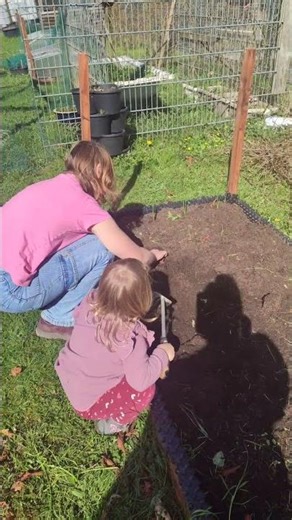 Kids vs. Wildnis! 🌿 Schaffen sie das Beet? 😱 #garten #teamwork #fleißig