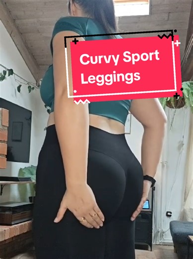 Jetzt wo ich eure Aufmerksamkeit habe.... 🍑👀 Ab sofort könnt ihr diese geile Curvy Sport Leggings vorbestellen im Shop 😍 Der Versand erfolgt Ende Januar! (Code FIRSTMOVE für den Early-Bird Rabatt 🤫) Sie kann aber mehr als nur deinen schönen Po hervorzuheben ☝️😌 Atmungsaktiv, weich, stoffig, stretchy, bequem, fair produziert in Italien und vegan! 💪 So, ich geh jetzt ins Gym, wer noch? 😁 #plussizegymwear #xxlleggings #plussizeleggings #curvysportswear #plussizefashion
