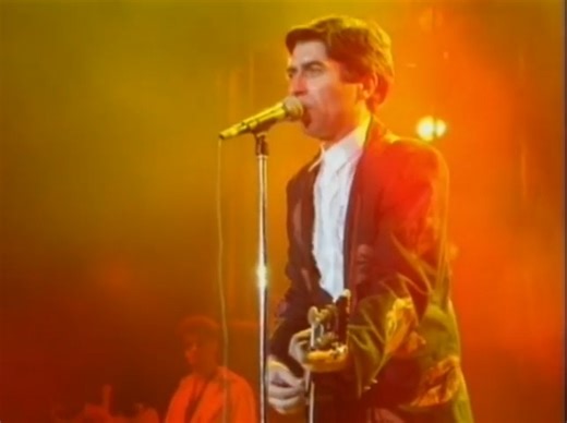 "Nos dijimos adios, ojalá, que volvamos a vernos..." Joaquín Sabina interpretando un recital en vivo en las ventas "Y nos dieron las diez" en el año de 1994. #JoaquinSabina #mexico #madrid #españa | Bar Sabina