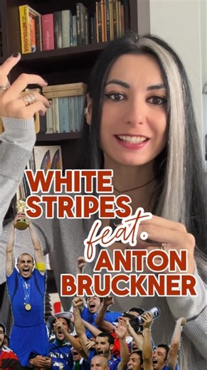 Ilaria Castellazzi | Musicologa, Pianista, Divulgatrice on Instagram: "🎵⚽🎸 Dalla sala da concerto alla curva dello stadio, passando per il rock. Sette note che attraversano 130 anni! Il riff più iconico degli anni 2000 - quello che hai cantato mille volte allo stadio - condivide la stessa architettura melodica con il tema di una sinfonia del 1878! . Anton Bruckner, organista e compositore austriaco, nel Finale I della sua Quinta Sinfonia in Si bemolle maggiore costruisce un tema di sette note 