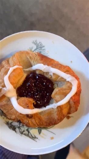 yeah, come follow us make our spandauer sour step by step. our current foamy whisky based sour that hits the spot just somewhere between the whisky sour, amaretto sour and so on. Truly a very delicious sour. we garnish it with a little ruby chocolate coin covered with freezedried raspberry dust by our inhouse pseudo-chocolatier and “master of coin” @helene.rosenfeldt. | Nu