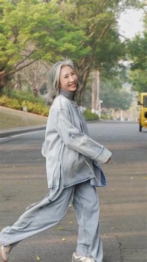 化繁为简，生活丰盈了，成长也自带光芒 #MommyLucy#治愈系笑容#LESS#LESS精工 #LESS女装