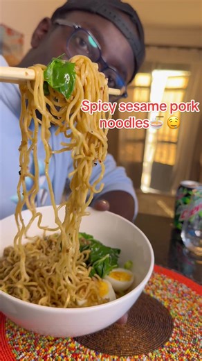 Spicy sesame pork noodles 🔥🍜 Ground pork, tahini, chilli flakes, garlic & ginger, soy sauce, brown sugar Spinach, noodles, green onions Sweet, nutty, spicy… this one disappears fast 😮‍💨