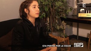 Izia portée par la vague