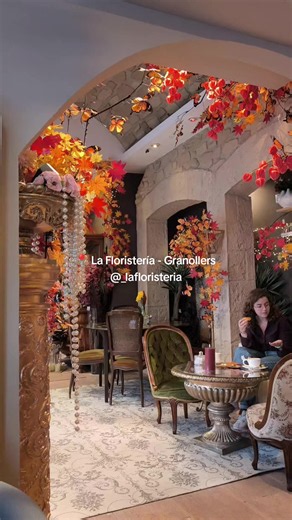 Tardes de café, té, charlas y rincones con encanto 🫖✨ De esos lugares que parecen sacados de un cuento de hadas y buena compañía para merendar y desconectar del mundo. 🍂🍰👯‍♀️ 📍La floristería @lafloristeriacafe #barcelona #café #Amigas #Granollers #Flores