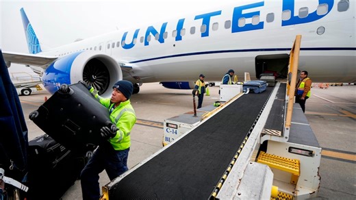 United becomes 1st airline to use AirTag tracking luggage