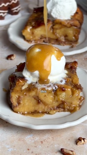 Zoha Malik on Instagram: "STICKY TOFFEE + BREAD PUDDING = one of the best desserts I’ve EVER had 😩 I couldn’t stop eating it, my friends couldn’t stop eating it, my husband came back for seconds (shocking), we finished half of it straight out of the oven. Oh my god, not getting over this anytime soon 🤤 @kingshawaiian #KingsHawaiian #ad Full written recipe is linked in my bio 🫶"