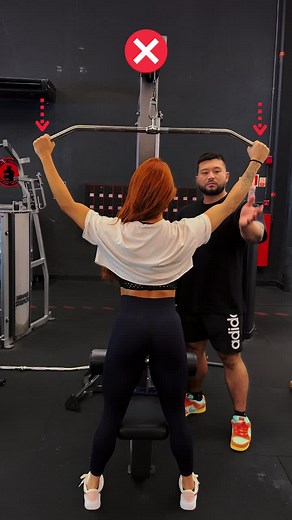 Quer ter costas definidas? 🤔 Então saiba que é importante você fazer a puxada alta, que é um dos melhores exercícios, da maneira correta ✅ Nesse vídeo te mostro erros comuns que são importantes de serem ajustados para você obter resultados ainda mais incríveis 🔥 #remada #dicasdetreino #treinofeminino