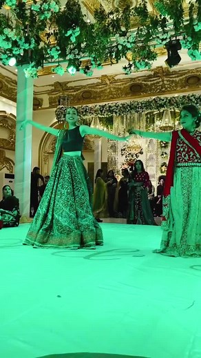 2 sisters steps by steps dance 🤍🖤#trendingdances #foryoupage #trending #trending #pktiktokofficial #weddingvideo #newdancetrend #fypシ @TiktokPakistanOfficial @Amar khan @J M 🥀