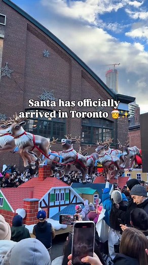 Santa Parade took over Toronto today 🎅✨ Crowds, marching bands, giant floats, and the holiday energy that hits the city once a year, Toronto was alive this afternoon. Always one of the best traditions to kick off the season, and Santa definitely brought the vibes. ❤️✨ #santaclausparade #torontoevents #thingstodointoronto | Erhun Abbasli