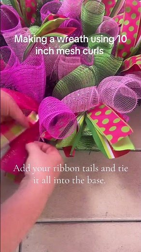 How to make a deco mesh wreath, how to make a wreath for summer, deco mesh wreath using curl method