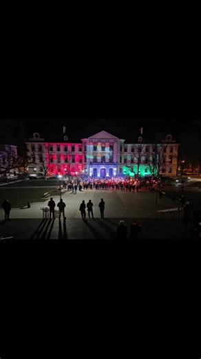 A mai Fidesz imádság rendezvény Egerben, ennyi embert tudott megmozgatni, Kövér László meglepetés sztárvendég részvételével. Az első kép 19.00-kor készült, a rendezvény meghirdetett kezdetekor, a második bő 15 percel később, mikor már a házelnök is megérkezett. 🤣🤣🤣 #eger #bajszosszar #koverlaszlo #vegevanvenkomcsi