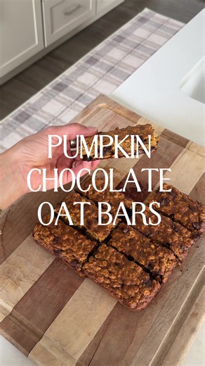 pumpkin chocolate chip oat bars 🎃🍫 add this immediately to your must bake list. Recipe is by Julia Bauer Roth from PaleOMG! ½ cup pumpkin puree 1 cup nut butter (I did peanut butter) 2 eggs ¼ cup maple syrup 1 tsp vanilla extract 1½ cups old fashioned oats 3 tsp pumpkin pie spice ½ tsp baking soda pinch of salt 1 cup dark chocolate chips Bake for 40 minutes @350