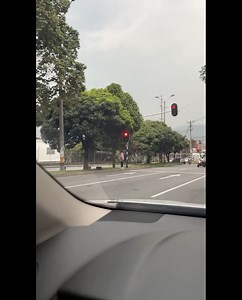 Y miren a esta belleza de mariachi que me encontré… 61 años y sale todos los días a rebuscarse la comida para su familia… No voy a hablar de justicia o injusticia, solo diré que tiene toda mi admiración y respeto… Felicitaciones mi amigo mariachi 😍🙏🏽 Pd: lo pueden visitar en la 80 con la vía al mar, robledo doña maria, Medellín! SOS Importante! | Francisco Correa Londoño - Videos