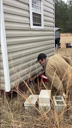 Jacking up shed #jacking #up #shed #raising #shed #handyman #shedwork