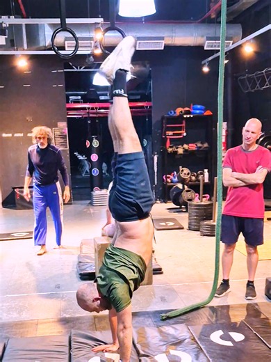 Entrenando calistenia y crossfit funcional en vertical