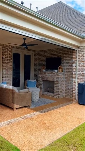 FAQ: Do You Have Other Colors? Yes—we do! And when it comes to keeping bugs out, we’ve got you covered in style. This screen is designed specifically for insect protection, letting you enjoy the fresh air without the unwanted guests. We offer a variety of mesh colors so you can match your screen to your home’s exterior without sacrificing function. From neutral tones to darker shades that blend into your patio, there’s a look (and level of protection) for everyone. 📸: @bloominblindslakeland Use