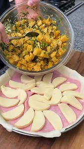 SÚPER TARTA DE JAMÓN, QUESO Y PAPAS CROCANTES! Tu clásica tarta de JyQ con crumble de papa crocante 😘 INGREDIENTES 1 tapa de tarta -150 jamón -150 muzzarella o queso Para las papas: 2 papas cocidas en cubos pequeños 1 cda de cúrcuma ,2 cdas de aceite de oliva, 1 cda de pimentón,3 cdas de queso rallado y 1 puñado de ciboulette o verdeo fresco #Tarta #JamonY Queso #Receta #RecetaTarta Contenido de @chefpacoalmeida | Tapamar