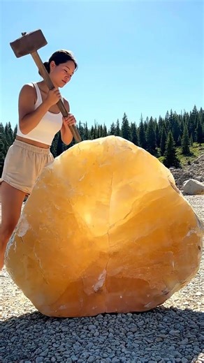 Golden stone ASMR — sunlight, slow impact, and a hollow mineral core 🍯🪨