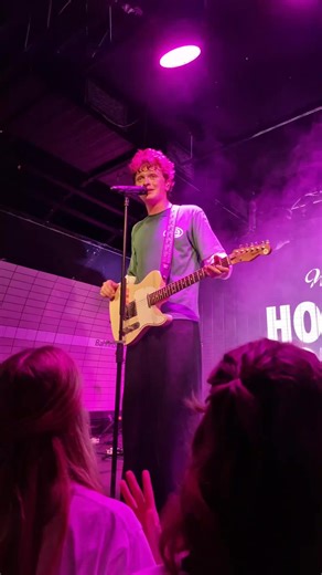 Will Linley: Live Performance of 'Miss Me' in Hamburg