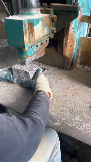 Hydraulic press for stone splitting.