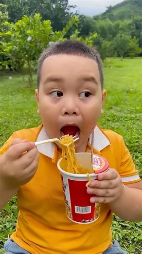 Great IDEA💡Simple and you can use it too #camping #survival#lifehacks #noodles