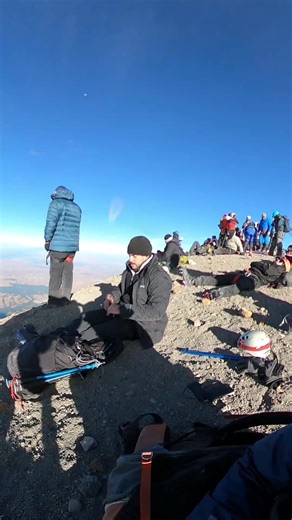 Evita ceguera. . . . Al estar expuesto a los rayos UV a más de 5,000 metros sobre el nivel del mar ES IMPORTANTE NO OLVIDAR LOS LENTES 👓 CON PROTECCIÓN #wincheshikingclub #viral #trekking #montaña #picodeorizaba