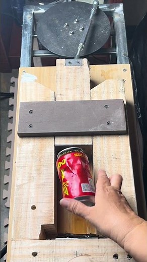 How to crush the cans🤔🧐! satisfying# crushing# machine# DIY# can