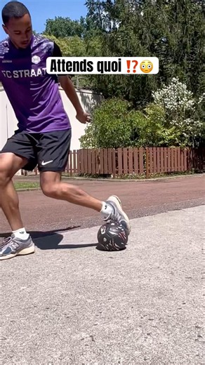 Ce geste est IMPOSSIBLE 😳 #footballshorts #impossible #pourtoi #akka #streetfootball #footballskill