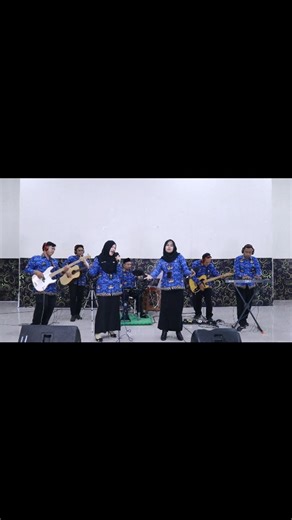 Wardah on Instagram: "15 Agustus 2024 awal terbentuknya THE PMM. Bermula dari keikutsertaan lomba Gempita Awards. Mengusung nama yang iconic dengan background pendidik. The PMM = Pingin Main Musik 🥰 Band guru dari mata pelajaran yang berbeda-beda tetapi memiliki satu visi dan misi yang sama. Dari terpaksa hingga menjadi terbiasa. Banyak sekali ilmu yang didapatkan, masyaAllah benar-benar berterimakasih oleh tim yang mengayomi. Membuat saya belajar banyak hal. Di tahun 2024 The PMM Band mewakili