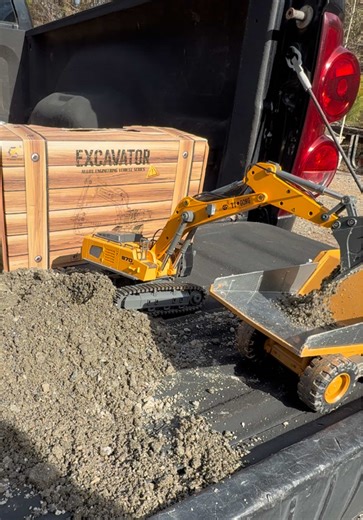 Exploring the Features of a Metal RC Excavator