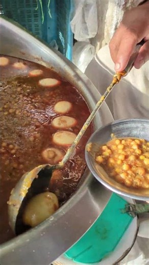Bao Ji Anda Cholay | Traditional Egg With Chickpeas Curry | Pakistani Street Breakfast | QN Vlog