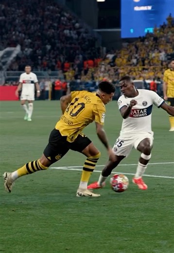 💆🙂‍↔️ Two years ago, Sancho did this in the semi-final first leg 🆚 @psg 😮‍💨