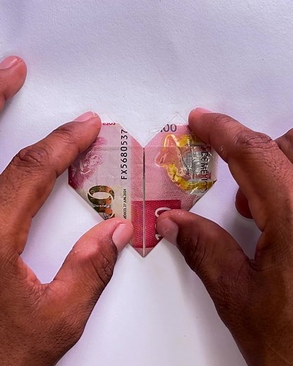 Corazón ❤️ de Origami con billete ☘️… #origami #Manualidades #art #DIY #dollar