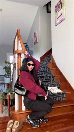 My first non work related ootd in a really long time! But honestly if you switch out the tank this could easily be worn to le office :) #OOTD #sunsout #mypantsareloose