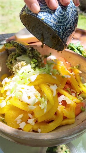 Salade croquante carottes, poivrons, parmesan et avocat #recettefacile #salade