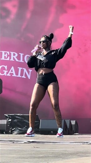 Sexyy Redd performing "Hood Rats"!