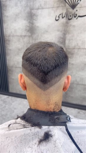 ‎عرفان الماسی| آموزش آرایشگری‎ | ‎🍑اینکه کجا باید پشت سرو این‌مدل فید بزنیم به این بستگی داره عرض سر از پشت چقدره اگه سرهایی که عرضشون زیاده رو‌ با این تکنیک فید بزنید باعث...‎ | Instagram