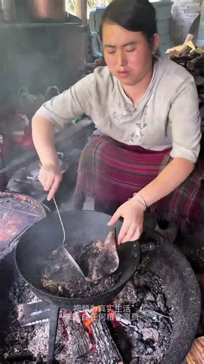 "Girl Cooking Giant Spicy Meat 😳🔥 | Extreme Chinese Street Food!"