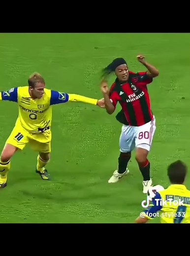 Ronaldinho's Iconic Freestyle Football Skills