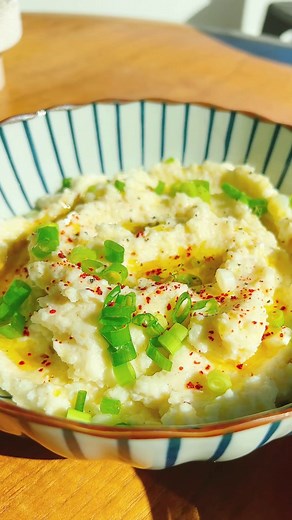Creamy, cheesy, and cozy—this cauliflower mashed potatoes recipe tastes just like the real thing, only lighter and low-carb! https://iheartumami.com/paleo-cauliflower-gratin/ It’s the perfect holiday side when you want that mashed-potato comfort without the heaviness. Fresh cauliflower, Parmesan, and Gruyère blend into a silky, savory mash that even skeptics will love. Make it ahead, freeze it, and serve it alongside your favorite mains—it’s the ultimate feel-good side you’ll want on repeat. | I
