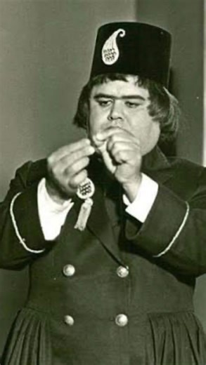 AliYadegari on Instagram‎: "‏کُت بِده، کُلاه بِده، دو غاز و نیم بالاش بِده :) ‏دیالوگ‌های سوته‌دلان با صدای خود جهانگیر فروهر و بدون دوبلور هم شنیدنیه. ‏ناصرالدین‌شاه، آکتورِ سینما - ۱۳۷۰ ‏محسن مخملباف"‎