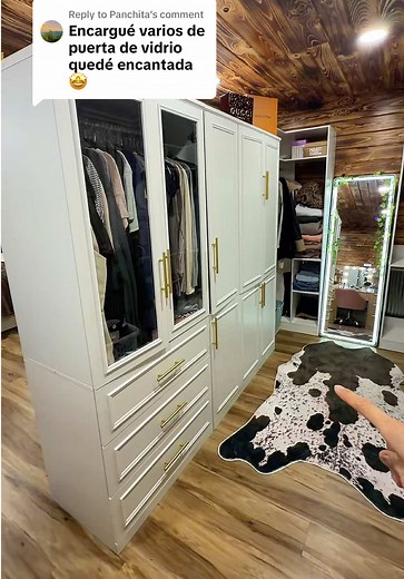 Closet de 4 puertas: organización moderna y elegante