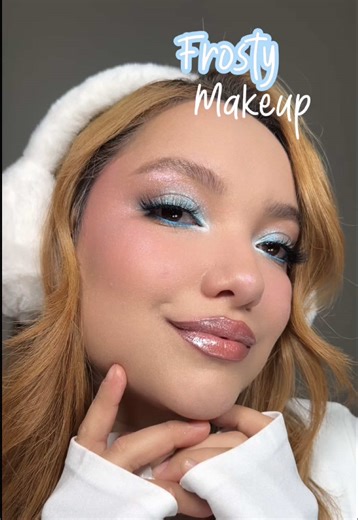 𝐓𝐨𝐧𝐨𝐬 𝐪𝐮𝐞 𝐢𝐥𝐮𝐦𝐢𝐧𝐚𝐧, 𝐝𝐞𝐭𝐚𝐥𝐥𝐞𝐬 𝐪𝐮𝐞 𝐞𝐥𝐞𝐯𝐚𝐧 𝐲 𝐮𝐧 𝐛𝐫𝐢𝐥𝐥𝐨 𝐪𝐮𝐞 𝐡𝐚𝐜𝐞 𝐦𝐚𝐭𝐜𝐡 𝐜𝐨𝐧 𝐥𝐚 𝐦𝐚𝐠𝐢𝐚 𝐝𝐞 𝐥𝐚 𝐭𝐞𝐦𝐩𝐨𝐫𝐚𝐝𝐚… 🌬️❄️❄️❄️ Este maquillaje abraza el espíritu navideño con elegancia y esa vibra especial que se siente cuando todo brilla un poquito más. 🤍 #PinkUp #Glam #Navidad #Maquillaje #Tiktok