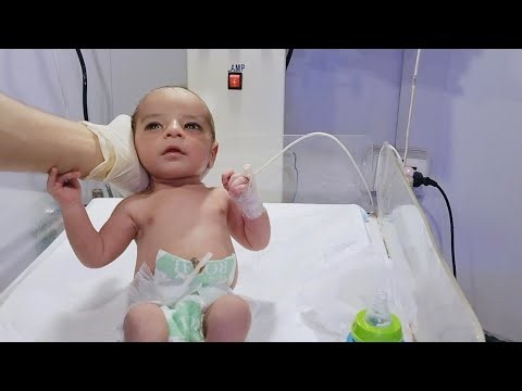 Hungry Baby? 🍼 How to Bottle Feed a NICU Newborn Safely | Hunger Cues Explained